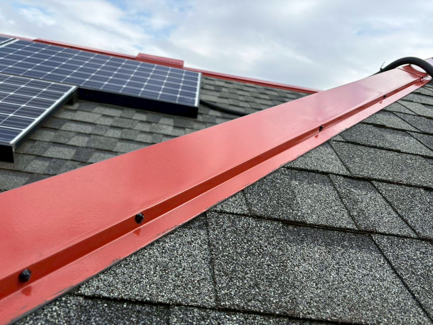 太陽光パネルと塗装完了した棟板金